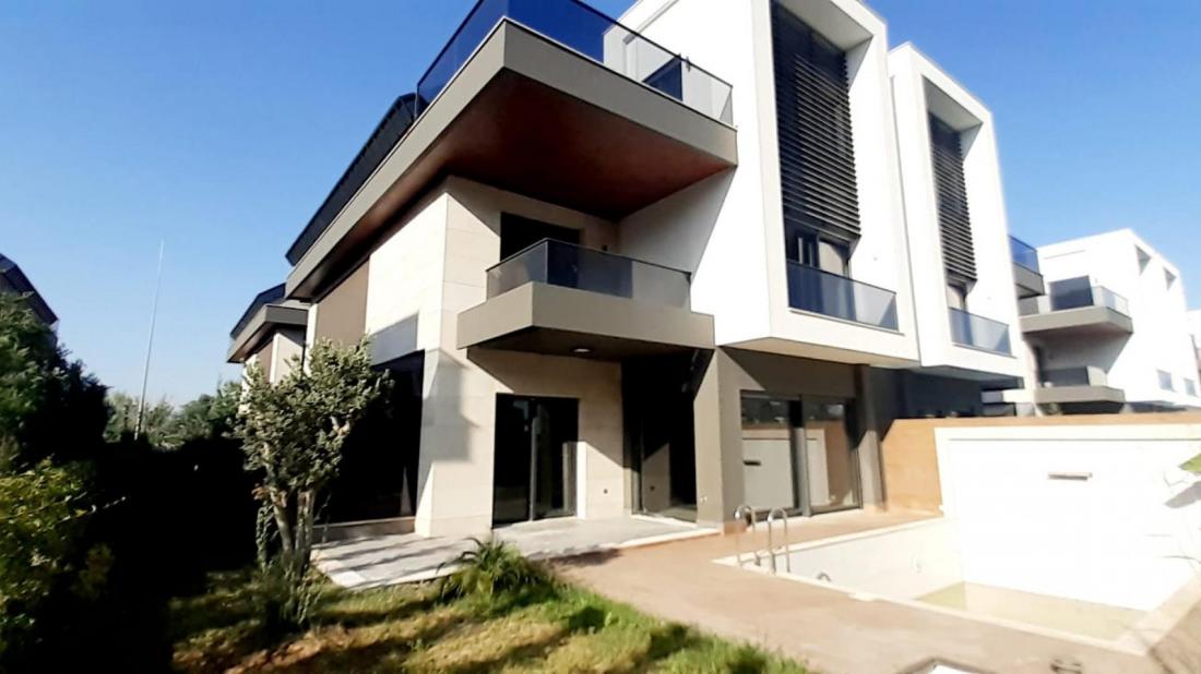 Antalya satılık bir kompleks içinde Villa