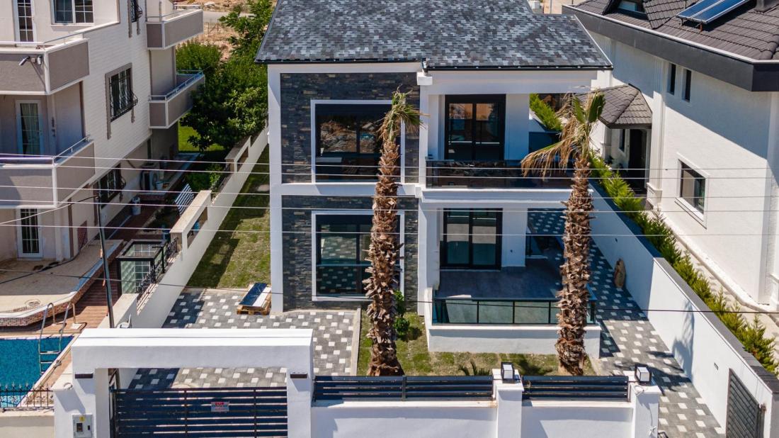 Antalya Lara'da satılık seçkin villa