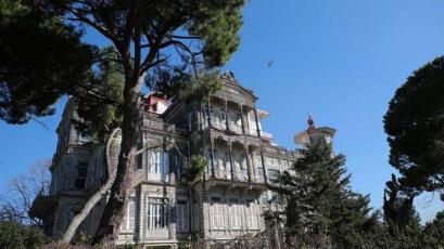 The Little Dolma Bahchpalace in Istanbul for sale