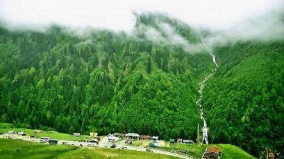 Türkiye'de gelin elbisesinin şelalesi. Doğa ile uyumun ihtişamı