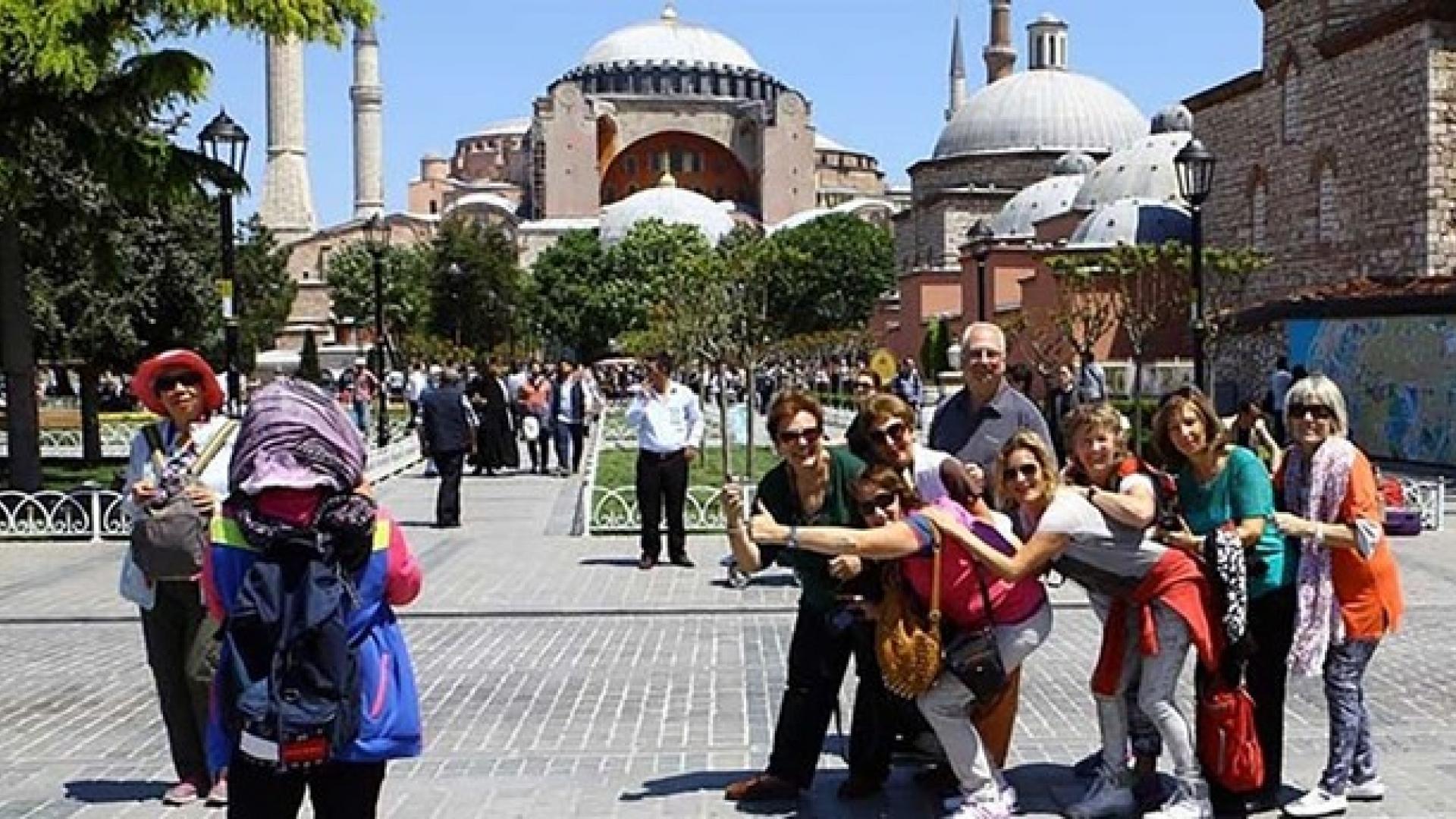 В чем ходить в стамбуле. Стамбул туристи парни. Стамбул Анталия. Истанбул девушка. Каппадокия туризм.