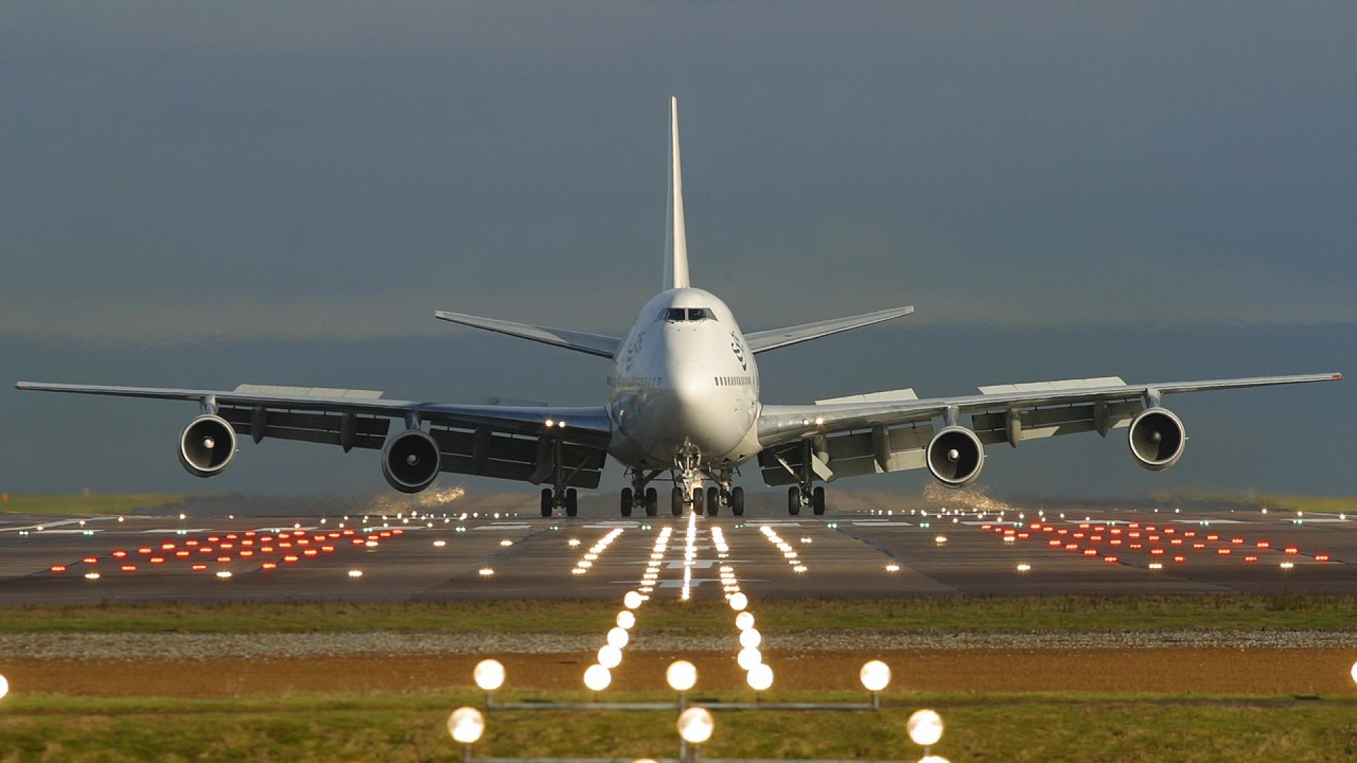 Самолет выполняет. Боинг 747 посадка. Самолет посадка Боинг 747. Боинг 747 приземлился. Боинг 747 взлетает.